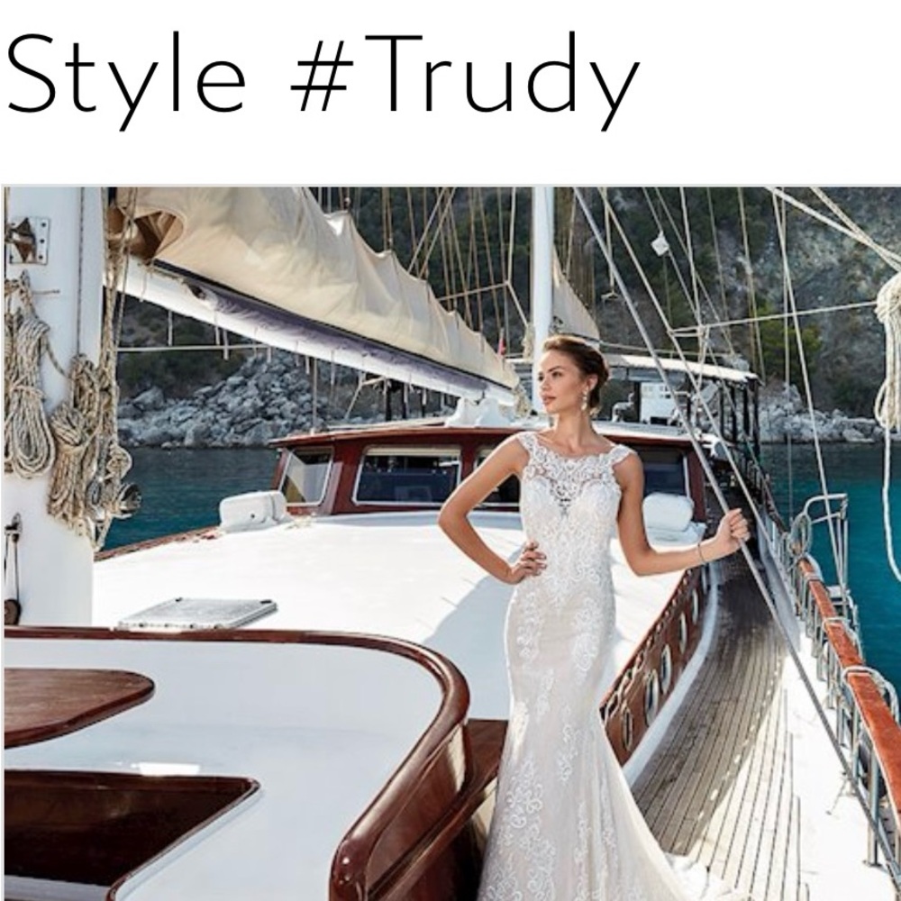White Halter Sleeveless Wedding Gown